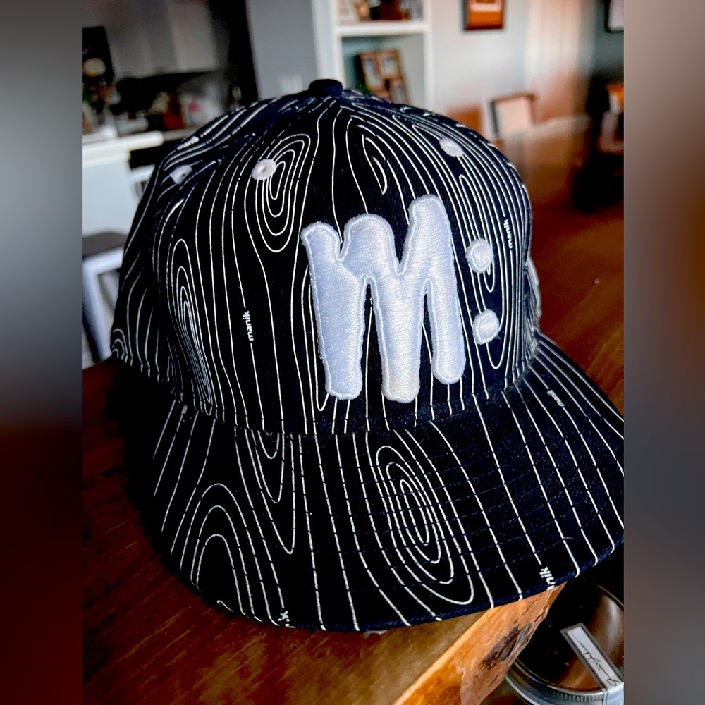 Manik hat black wood grain 7 1/4